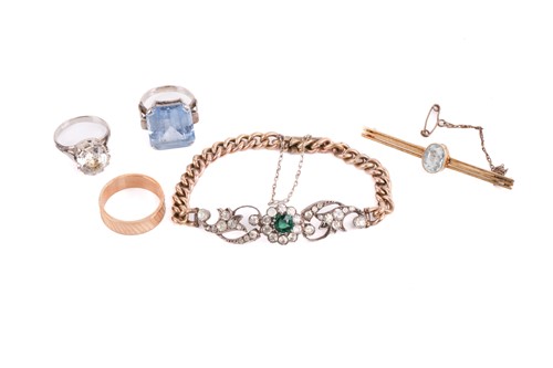 Lot 17 - A small miscellaneous collection of jewellery,...