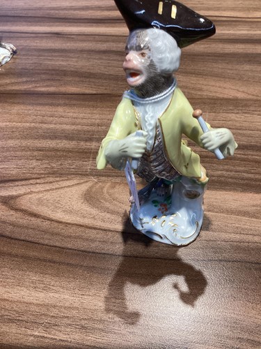 Lot 186 - Eight Meissen Monkey Band (affankapelle)...
