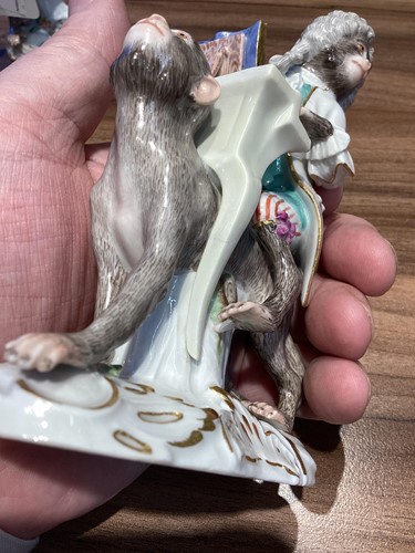 Lot 186 - Eight Meissen Monkey Band (affankapelle)...