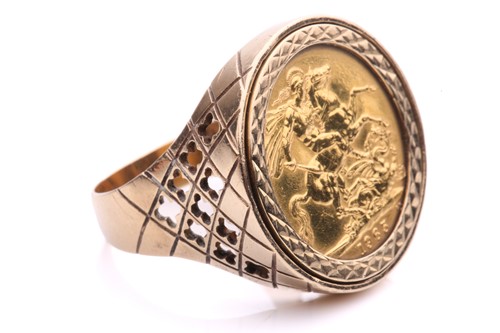 Lot 32 - A sovereign coin ring in 9ct gold, comprising...
