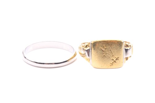 Lot 82 - Two rings to include a bi-coloured signet ring,...