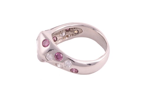 Lot 180 - A single stone princess cut diamond ring in...
