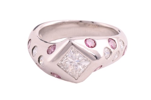 Lot 180 - A single stone princess cut diamond ring in...