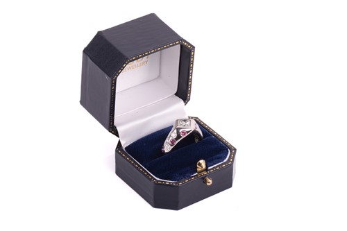 Lot 180 - A single stone princess cut diamond ring in...