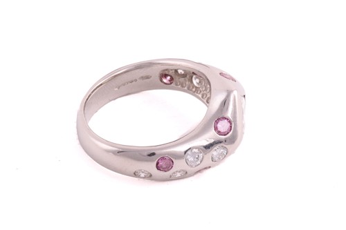 Lot 180 - A single stone princess cut diamond ring in...