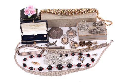 Lot 35 - A small collection of costume jewellery...