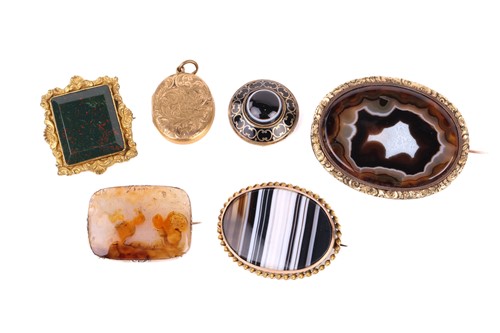 Lot 128 - Five 19th-century hardstone brooches and an...