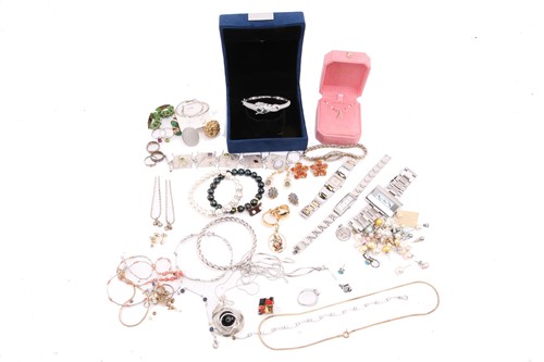 Lot 196 - A quantity of costume jewellery, including a...