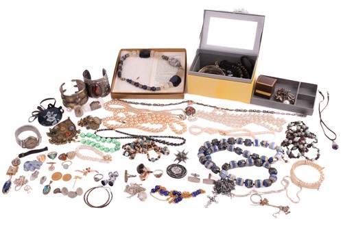 Lot 71 - A large quantity of costume jewellery...