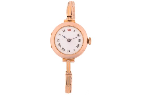 Lot 352 - A lady's 9ct gold dress watch, featuring a...