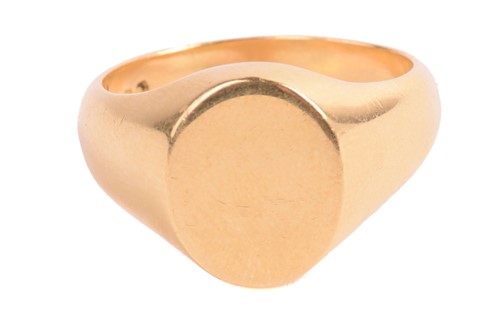 Lot 72 - A signet ring, with a vacant oval ring head,...