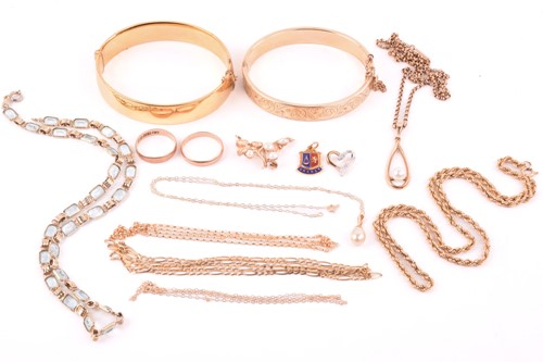 Lot 43 - A collection of yellow metal jewellery,...