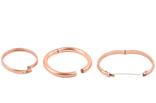 Lot 174 - Two 9ct yellow gold hinged bangles and other...