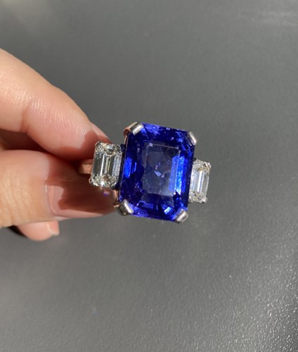 Lot 280 - A sapphire and diamond trilogy ring, featuring...