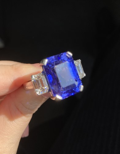 Lot 280 - A sapphire and diamond trilogy ring, featuring...