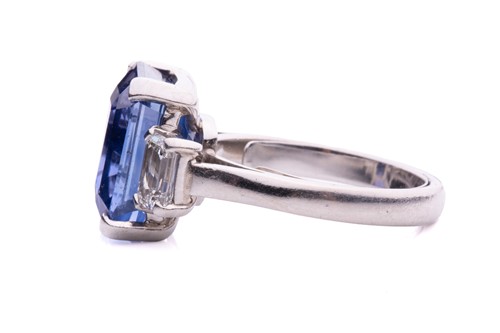 Lot 280 - A sapphire and diamond trilogy ring, featuring...