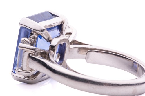 Lot 280 - A sapphire and diamond trilogy ring, featuring...