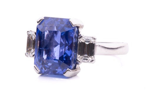 Lot 280 - A sapphire and diamond trilogy ring, featuring...