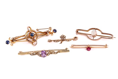 Lot 116 - A late Victorian three stone sapphire brooch...