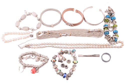 Lot 23 - A collection of jewellery including a Tiffany...