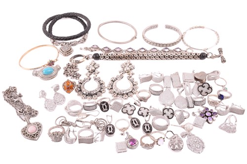 Lot 56 - A collection of jewellery in white metal,...