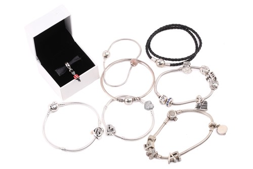 Lot 92 - A collection of jewellery including five...
