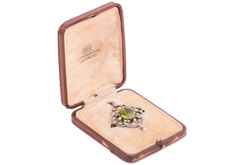 Lot 40 - An Edwardian peridot, diamond and seed pearl...