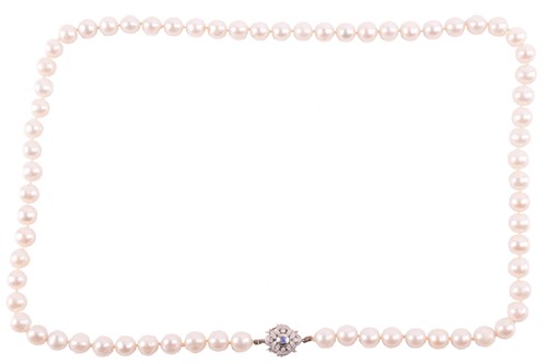 Lot 118 - A single-strand cultured pearl necklace with...