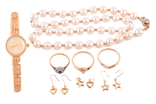 Lot 95 - A small collection of assorted jewellery items;...
