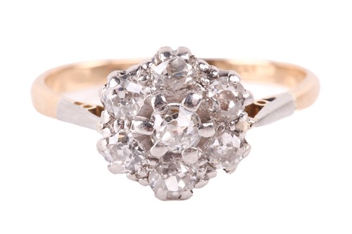 Lot 218 - A diamond daisy head cluster ring, featuring...