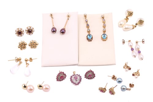 Lot 264 - Twelve pairs of earrings and a ruby set...