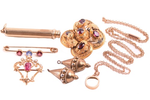 Lot 29 - A small collection of jewellery items; to...
