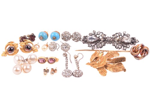 Lot 214 - A naturalistic floral spray brooch in yellow...