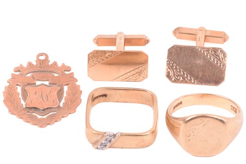 Lot 85 - A small collection of 9ct gold items; to...