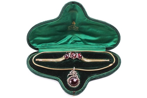 Lot 305 - A Victorian garnet and rose-cut diamond...