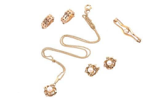 Lot 291 - A collection of jewellery including a pair of...