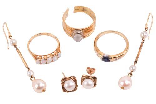Lot 56 - An opal five-stone ring, set with opals and...