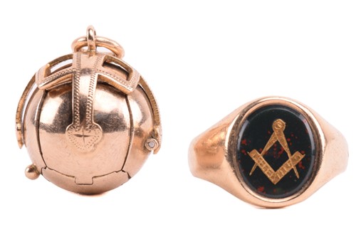 Lot 294 - A 9ct gold Masonic signet ring, with enamelled...