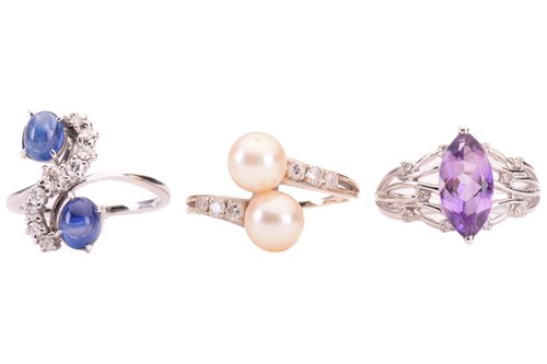 Lot 23 - A cultured pearl and diamond cross-over ring,...