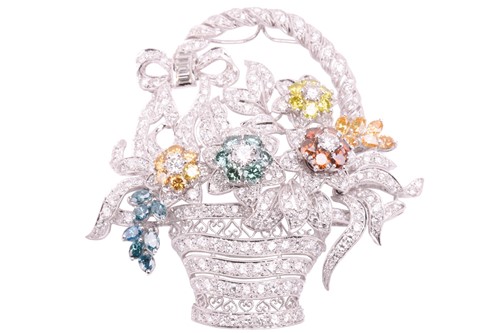 Lot 324 - A diamond 'en tremblant' brooch designed as a...