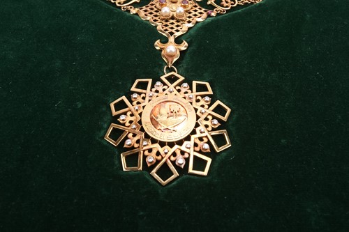 Lot 321 - The Qatar state collar of Independence, made...