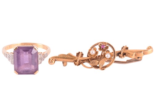 Lot 234 - An Edwardian floral bar brooch in 15ct gold,...