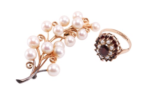 Lot 125 - A garnet and seed pearl cluster ring with...