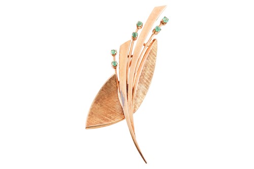 Lot 34 - A spray brooch set with emeralds, circa 1940s,...