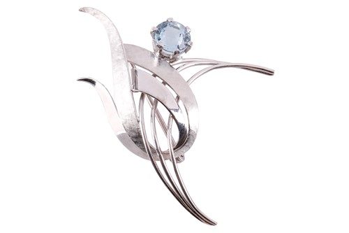 Lot 17 - An aquamarine-set brooch of ribbon design,...
