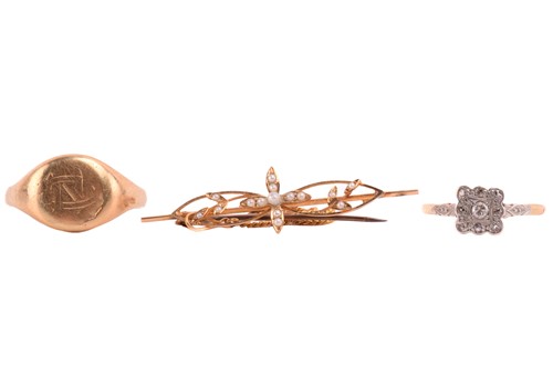 Lot 57 - Three items of jewellery; a diamond cluster...