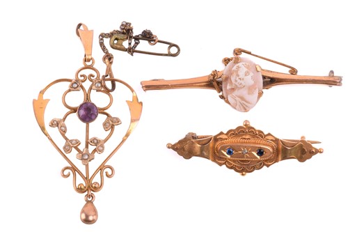 Lot 182 - A collection of jewellery, including a...