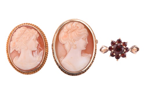 Lot 212 - A shell cameo brooch featuring a profile of a...