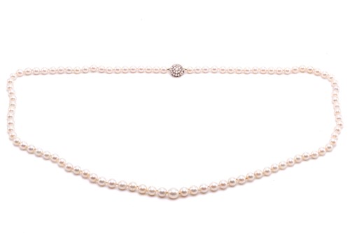 Lot 158 - A single-row cultured pearl necklace with a...