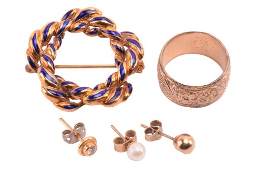 Lot 11 - A small collection of jewellery items;...